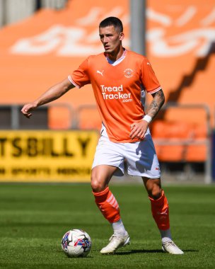 Blackpool 'dan Oliver Casey, Blackpool' un 27 Temmuz 2024 'te Bloomfield Road, Blackpool' da oynanan Blackpool-Sunderland maçında