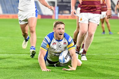 Leeds Rhinos 'tan Lachlan Miller Betfred Süper Lig 19. Raundu' nda Leeds Gergedan 'ı 6-32 yenmeye çalışıyor. Huddersfield Giants, Leeds Gergedan' a karşı John Smith Stadyumu, Huddersfield, Birleşik Krallık, 25 Temmuz 2024