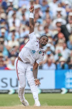 Batı Hint Adaları 'ndan Jayden Seales, 27 Temmuz 2024' te İngiltere ve Batı Hint Adaları arasında oynanan Rothesay Test Maçı 'nın ikinci gününde topu teslim eder.