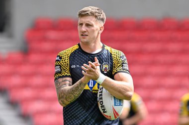 Alex Mellor of Castleford Tigers warms up ahead of the Betfred Super League Round 19 match Salford Red Devils vs Castleford Tigers at Salford Community Stadium, Eccles, United Kingdom, 27th July 2024
