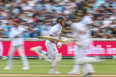 İngiltere 'den Ben Stokes, Rothesay Test Maçı' nın ikinci gününde Edgbaston, Birmingham, İngiltere 'de Batı Hint Adaları' na karşı 27 Temmuz 2024 'te bir koşu yaptı.