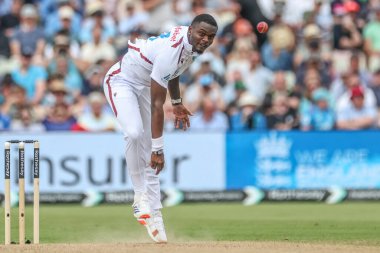 Batı Hint Adaları 'ndan Jayden Seales, 27 Temmuz 2024' te İngiltere ve Batı Hint Adaları arasında oynanan Rothesay Test Maçı 'nın ikinci gününde topu teslim eder.