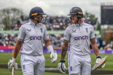 İngiltere 'den Ben Stokes ve İngiltere' den Ben Stokes, 27 Temmuz 2024 'te İngiltere' nin Birmingham, İngiltere 'de Batı Hint Adaları' na karşı oynadığı Rothesay Test Maçı 'nın ikinci gününde öğle yemeğine çıktılar.