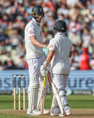 İngiltere 'den Ben Duckett, İngiltere' nin Edgbaston, Birmingham, Birleşik Krallık, 26 Temmuz 2024 'te oynadığı 3. Rothesay Deneme Maçı' nda 4 sayı attıktan sonra İngiltere 'den Zak Crawley' e yumruk attı.