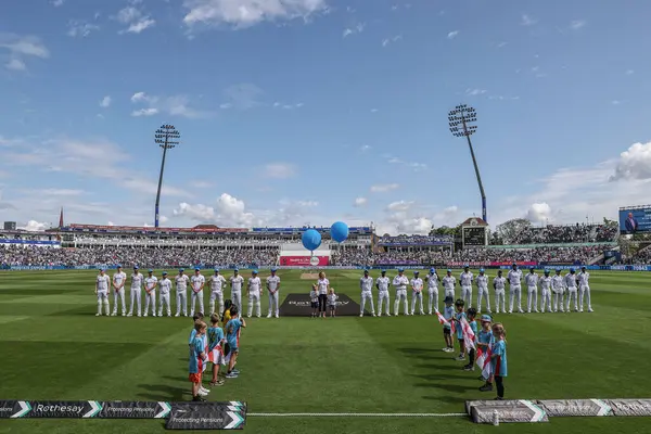 Her iki takım da, 27 Temmuz 2024 'te Birmingham, Edgbaston' da oynanan Rothesay Test Maçı 'nın ikinci gününde Bob Willis Fonu için mavi şapka takıyor.