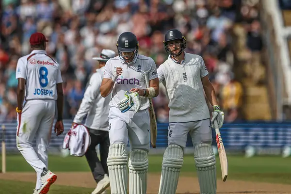 İngiltere 'den Chris Woakes, 27 Temmuz 2024' te İngiltere 'nin Edgbaston, Birmingham, Birleşik Krallık' ta Batı Hint Adaları 'na karşı oynadığı Rothesay Test Maçı' nın ikinci gününde 95 koşu sonrasında İngiltere 'den Jamie Smith' in sırtını sıvazlıyor.