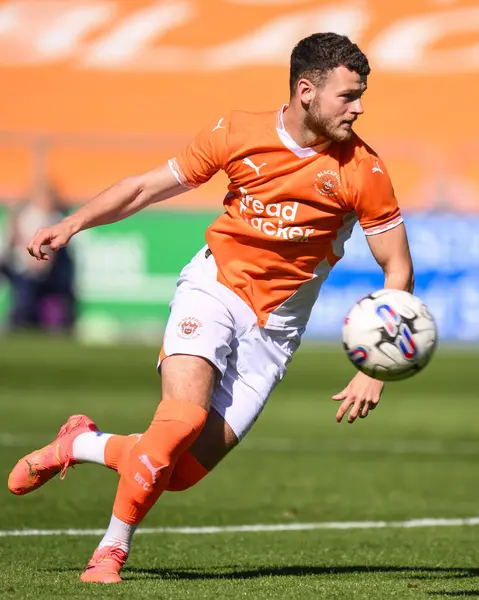 Blackpool 'dan Jack Moore, Blackpool' un 27 Temmuz 2024 'te Bloomfield Road, Blackpool' da oynanan Blackpool-Sunderland maçında