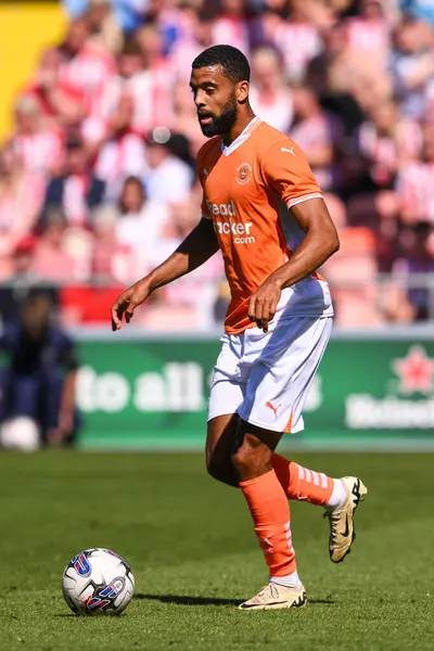 Blackpool 'dan CJ Hamilton, 27 Temmuz 2024' te Bloomfield Road, Blackpool 'da Blackpool' a karşı oynanan ön sezon dostluk maçı sırasında topla bir çıkış yaptı.