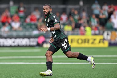 Ferencvros 'tan Habib Maga UEFA Şampiyonlar Ligi İkinci Ön eleme karşılaşmasında The New Saints vs Ferencvros Park Hall Stadyumu, Oswestry, Birleşik Krallık, 30 Temmuz 2024