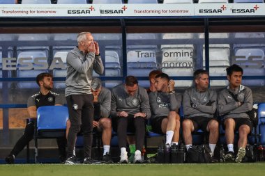 Neil Critchley, 30 Temmuz 2024 'te İngiltere' nin Birkenhead kentindeki Prenton Park 'ta oynanan sezon öncesi dostluk maçı sırasında teknik alanda teknik direktör olarak tepki gösterdi.