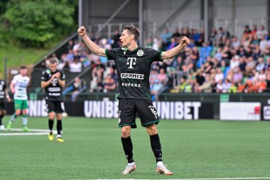 Ferencvros takımından Kristoffer Zachariassen, UEFA Şampiyonlar Ligi İkinci Eleme Turu 'nda 30 Temmuz 2024' te Park Hall, Oswestry, Birleşik Krallık 'ta oynanan The New Saints vs Ferencvros maçında Ferencvros' a 0-1 kazanma golünü kutluyor.