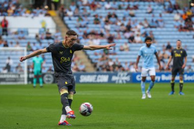 Everton 'dan James Garner' ın Coventry Building Society Arena, Coventry, İngiltere 'de 30 Temmuz 2024 tarihinde oynanan Coventry City-Everton maçında gol atma şansı var.