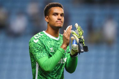 Coventry City 'den Oliver Dovin, Coventry Building Society Arena, Coventry, İngiltere' de 30 Temmuz 2024 tarihinde oynanan Coventry City-Everton maçından sonra ev sahibi taraftarları alkışlıyor.