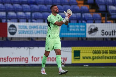 Blackpool 'dan Rich O Donnell 30 Temmuz 2024' te Birkenhead, Birton Park 'ta oynanan Tranmere Rovers-Blackpool maçında takımına talimatlar veriyor.