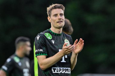 Ferencvros takımından Kristoffer Zachariassen, UEFA Şampiyonlar Ligi İkinci Eleme Turu 'nda taraftarları alkışlıyor. 30 Temmuz 2024' te, Park Hall Stadyumu 'nda The New Saints - Ferencvros maçı.