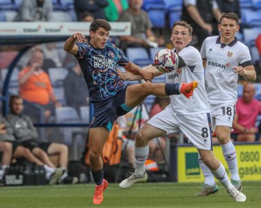 Blackpool 'dan Rob Apter ve Tranmere Rovers' dan Regan Hendry, 30 Temmuz 2024 'te Birkenhead, İngiltere' deki Prenton Park 'ta oynanan ön sezon dostluk maçı sırasında top için mücadele ediyorlar.