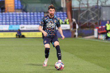 Blackpool 'dan James Husband, 30 Temmuz 2024' te Birkenhead, Birton Park 'ta oynanan Tranmere Rovers-Blackpool maçında topla birlikte.