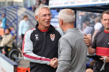 Tranmere Rovers 'ın Nigel Adkins teknik direktörü, 30 Temmuz 2024' te Birkenhead, İngiltere 'deki Prenton Park' ta oynanan Tranmere Rovers-Blackpool maçında Neil Critchley 'in baş antrenörüyle tokalaşıyor.