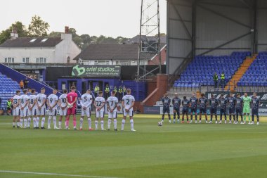Oyuncular, 30 Temmuz 2024 'te Birkenhead, İngiltere' deki Prenton Park 'ta oynanan ve sezon öncesi dostluk maçı sırasında Southport' ta hayatını kaybeden çocukları anmak için bir dakikalık saygı duruşunda bulundular.