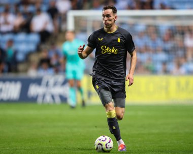 Everton 'dan James Garner, Coventry City' nin 30 Temmuz 2024 'te Coventry Building Society Arena' da Everton 'a karşı oynadığı sezon öncesi dostluk maçı sırasında topu atıyor.