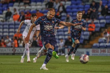 Blackpool 'dan Jordan Rhodes, 30 Temmuz 2024' te İngiltere 'nin Birkenhead kenhead kenti Prenton Park' ta oynanan Tranmere Rovers-Blackpool maçında 2-1 öne geçerek penaltı aldı.