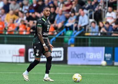 Ferencvros 'tan Raul Gustavo, 30 Temmuz 2024' te İngiltere 'nin Park Hall Stadyumu' nda oynanan UEFA Şampiyonlar Ligi İkinci Ön eleme karşılaşmasında pas arıyor.