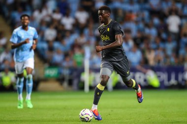 Everton 'dan Tim Iroegbunam, Coventry City' nin Coventry Building Society Arena, Coventry, İngiltere 'de 30 Temmuz 2024' te Everton 'a karşı oynadığı sezon öncesi dostluk maçı sırasında topu bırakıyor.