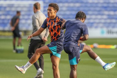 Blackpool 'dan Tyler Hill, 30 Temmuz 2024' te İngiltere 'nin Birkenhead kentindeki Prenton Park' ta oynanan Tranmere Rovers-Blackpool maçında maç öncesi ısınma maçında