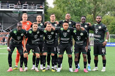 Ferencvros, UEFA Şampiyonlar Ligi İkinci Eleme Turu öncesinde, 30 Temmuz 2024 'te Park Hall, Oswestry, İngiltere' de oynanan The New Saints vs Ferencvros karşılaşması öncesi takım fotoğrafı için poz verdi.