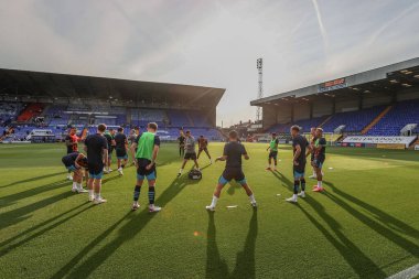 Blackpool mükellefleri, 30 Temmuz 2024 'te İngiltere' nin Birkenhead kentindeki Prenton Park 'ta oynanan Tranmere Rovers-Blackpool maçında akşam güneşinde ısınma turu düzenledi.