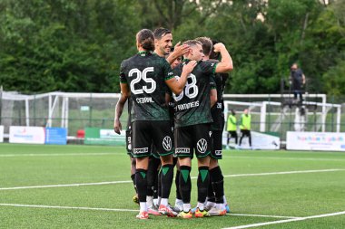 Ferencvros takımından Philippe Rommens, UEFA Şampiyonlar Ligi İkinci Eleme Turu 'nda 30 Temmuz 2024' te Park Hall, Oswestry, İngiltere 'de oynanan The New Saints vs Ferencvros maçında 0-2 Ferencvros' a ulaşma hedefini kutluyor.