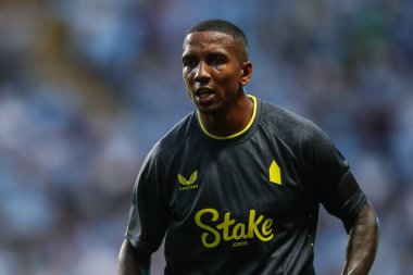 Everton 'dan Ashley Young, Coventry City, Everton' a karşı, Coventry Building Society Arena, Coventry, İngiltere, 30 Temmuz 2024 'te oynanan sezon öncesi dostluk maçı sırasında