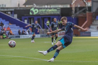 Blackpool 'dan Zac Ashworth gol atıyor ama 30 Temmuz 2024' te İngiltere 'nin Birkenhead kentindeki Prenton Park' taki Tranmere Rovers-Blackpool maçında bara vuruyor.
