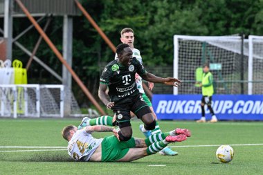 The New Saints 'ten Ash Baker Ferencvros' lu Adama Traor, 30 Temmuz 2024 'te İngiltere' deki Park Hall Stadyumu 'nda oynanan UEFA Şampiyonlar Ligi İkinci Eleme Turu karşılaşmasında penaltı için faul yaptı.