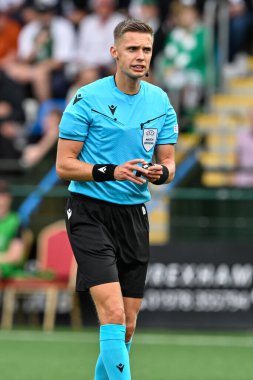 Hakem Damian Sylwestrzak UEFA Şampiyonlar Ligi İkinci Eleme Turu 'nda The New Saints vs Ferencvros' a karşı Park Hall Stadyumu, Oswestry, İngiltere, 30 Temmuz 2024