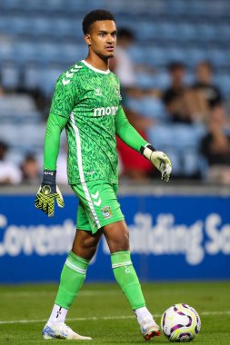 Coventry City 'den Oliver Dovin, Coventry City' nin 30 Temmuz 2024 'te Coventry Building Society Arena' da Everton 'a karşı oynadığı sezon öncesi dostluk maçı sırasında iş başında.