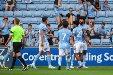 Coventry City 'den Ellis Simms, Coventry Building Society Arena, Coventry, İngiltere, 30 Temmuz 2024' te Coventry City ile Everton arasındaki sezon öncesi dostluk maçında 1-0 kazanma hedefini kutluyor.