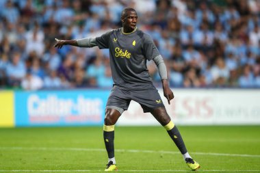 Everton 'dan Abdoulaye Doucour, Coventry City, Everton' a karşı 30 Temmuz 'da Coventry Building Society Arena, Coventry, İngiltere' de oynanan sezon öncesi dostluk maçı sırasında 