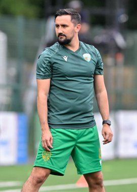 The New Saints 'ten Ryan Brobbel, UEFA Şampiyonlar Ligi İkinci Eleme Turu' nun öncesinde ısınıyor. 30 Temmuz 2024 'te Park Hall, Oswestry, İngiltere' de The New Saints vs Ferencvros maçında.