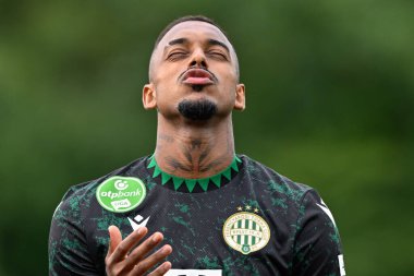 Ferencvros 'tan Raul Gustavo, UEFA Şampiyonlar Ligi İkinci Eleme Turu' nda 30 Temmuz 2024 'te Park Hall Stadyumu' nda Yeni Azizler Ferencvros 'a karşı oynanan karşılaşma öncesinde dua ediyor.
