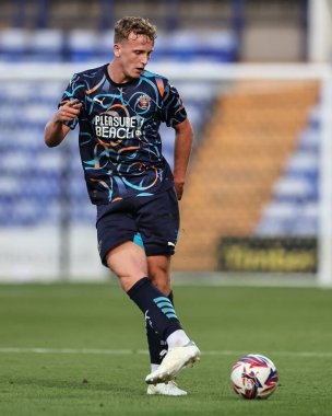 Blackpool 'dan Ryan Finnigan, 30 Temmuz 2024' te İngiltere, Birkenhead 'deki Prenton Park' ta oynanan Tranmere Rovers-Blackpool maçında görev başında.
