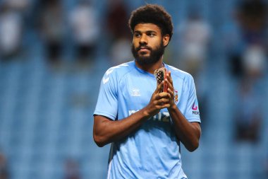 Coventry City 'den Ellis Simms, Coventry Building Society Arena, Coventry, İngiltere' de 30 Temmuz 2024 tarihinde oynanan Coventry City-Everton maçından sonra ev sahibi taraftarları alkışlıyor.