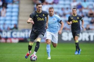 Everton 'dan James Garner, Coventry City' nin 30 Temmuz 2024 'te Coventry Building Society Arena' da Everton 'a karşı oynadığı sezon öncesi dostluk maçı sırasında topu atıyor.