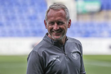 Neil Critchley, 30 Temmuz 2024 'te İngiltere, Birkenhead' deki Prenton Park 'ta oynanan Tranmere Rovers-Blackpool maçında Blackpool' un baş antrenörü.