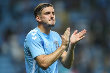 Coventry City 'den Liam Kitching, Coventry Building Society Arena, Coventry, İngiltere' de 30 Temmuz 2024 tarihinde oynanan Coventry City-Everton maçından sonra ev sahibi taraftarları alkışlıyor.