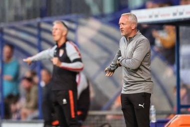 Neil Critchley, Blackpool 'un baş antrenörü 30 Temmuz 2024' te İngiltere, Birkenhead 'deki Prenton Park' ta oynanan Tranmere Rovers-Blackpool maçında takım talimatlarını veriyor.