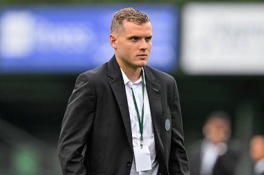 Ferencvros takımından Philippe Rommens, 30 Temmuz 2024 'te İngiltere' nin Park Hall Stadyumu 'nda oynanan UEFA Şampiyonlar Ligi İkinci Eleme Turu karşılaşması öncesinde sahada inceleme yapıyor.