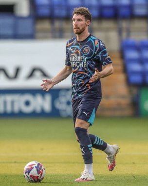 Blackpool 'dan James Husband, 30 Temmuz 2024' te Birkenhead, Birton Park 'ta oynanan Tranmere Rovers-Blackpool maçında pas arıyor.