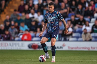 Blackpool 'dan Olly Casey 30 Temmuz 2024' te Birkenhead, İngiltere 'deki Prenton Park' ta oynanan Tranmere Rovers-Blackpool maçında topla birlikte.