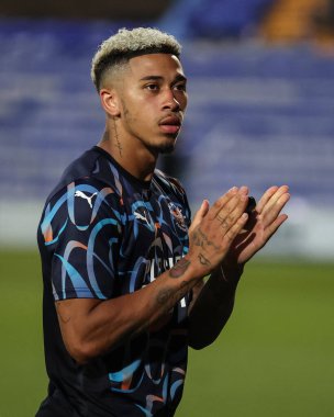 Blackpool 'dan Jordan Gabriel, 30 Temmuz 2024' te İngiltere 'nin Birkenhead kentindeki Prenton Park' ta oynanan Tranmere Rovers-Blackpool maçında gezgin taraftarları alkışlıyor.